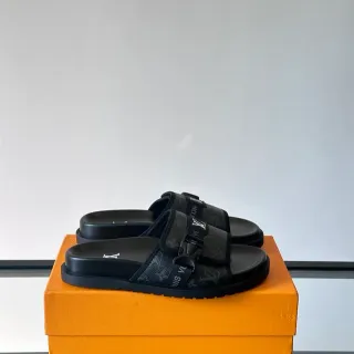 Louis Vuitton Run Away Slide काला Monogram Canvas स्लिपर्स