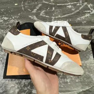 Louis Vuitton Run Away zapatillas lifestyle blancas y marrones Monogram