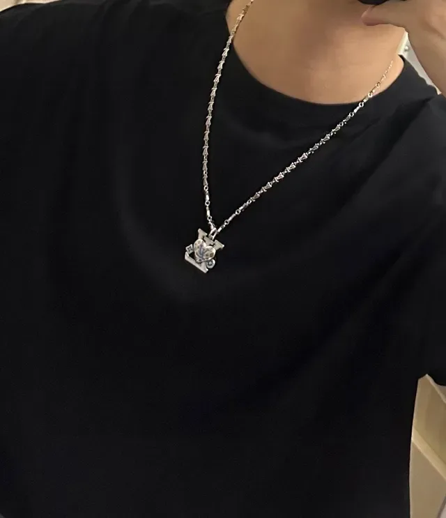 Louis Vuitton Silver Blue Chain Enamel-Accented Pendant Necklace 8