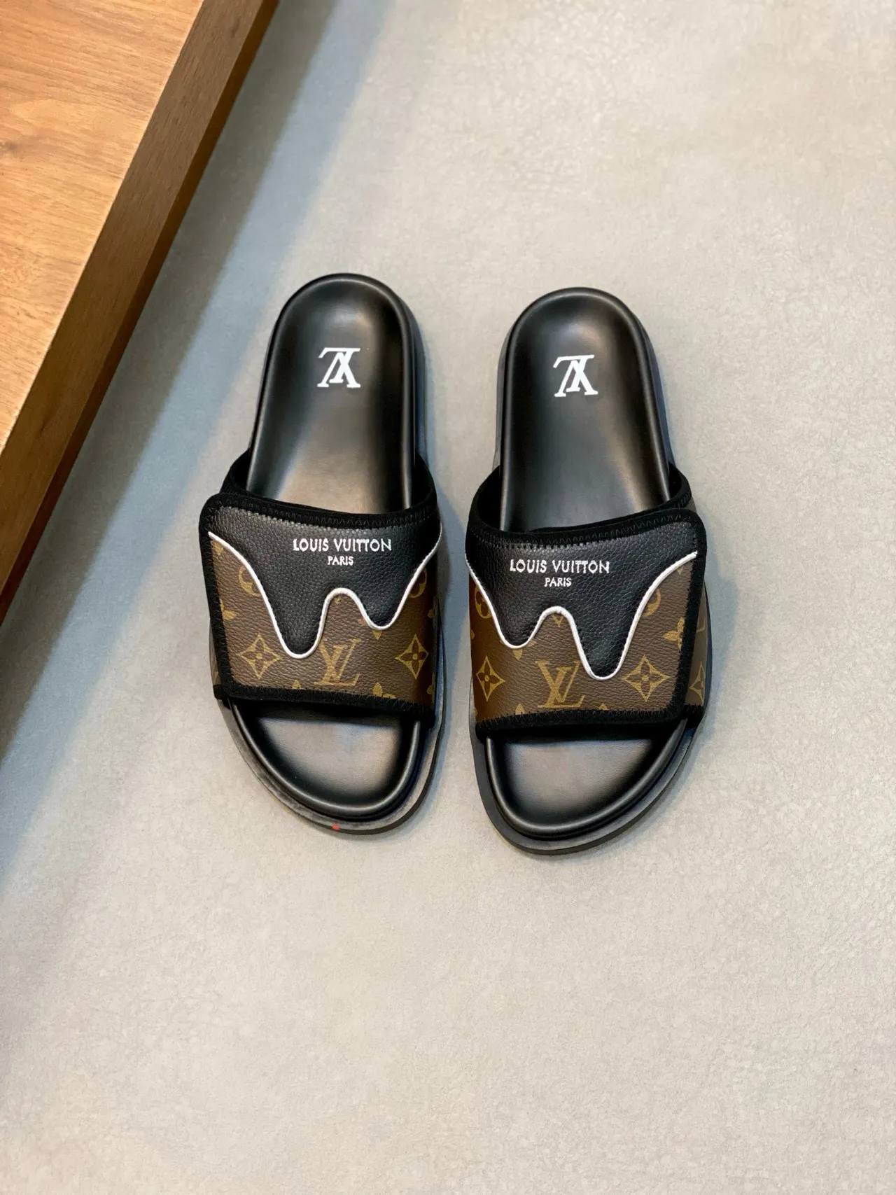 Louis Vuitton स्लाइड ब्राउन ब्लैक मोनोग्राम कैनवास रबर सोल स्लिपर्स 2