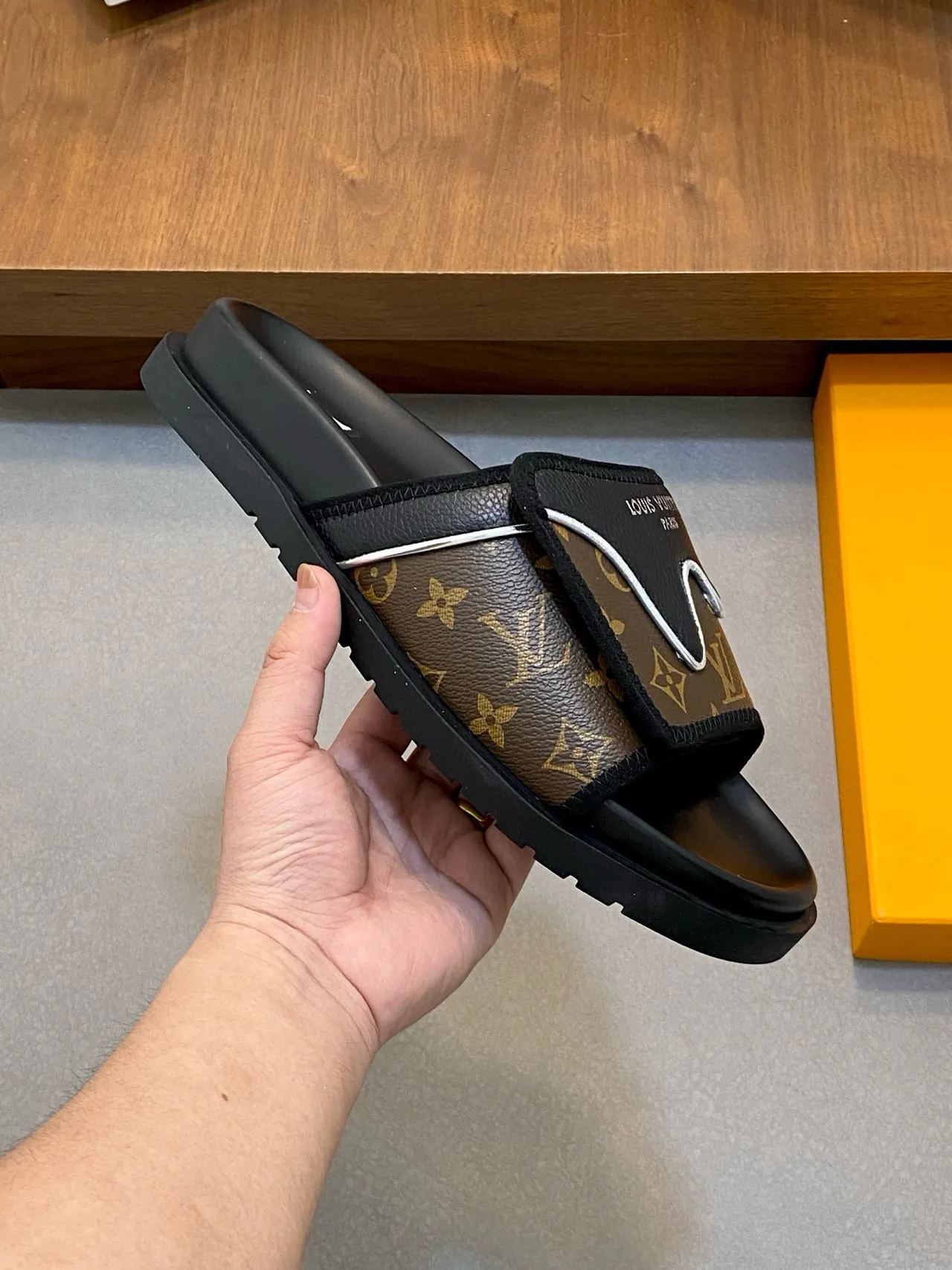 Louis Vuitton स्लाइड ब्राउन ब्लैक मोनोग्राम कैनवास रबर सोल स्लिपर्स 5