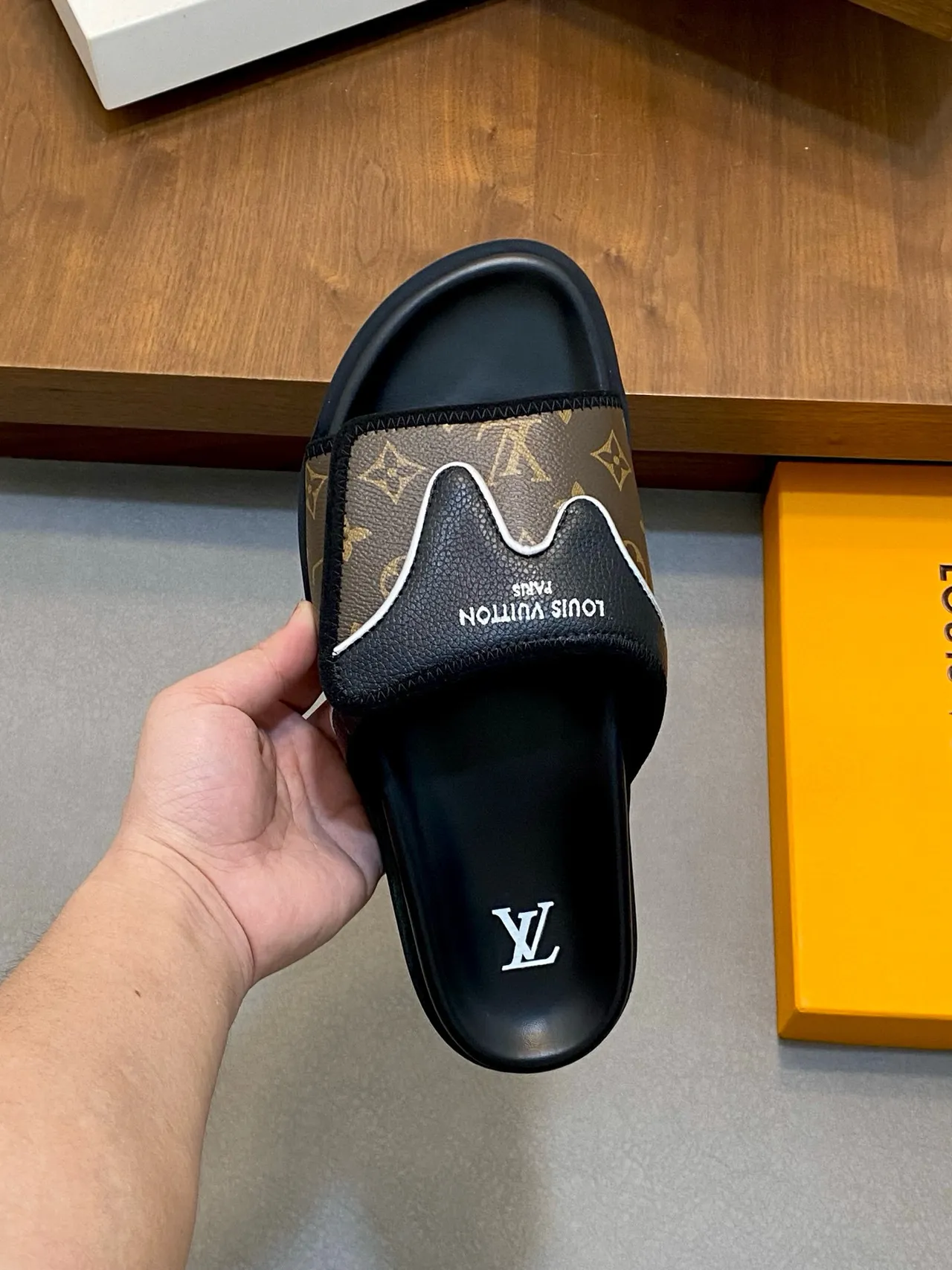 Louis Vuitton स्लाइड ब्राउन ब्लैक मोनोग्राम कैनवास रबर सोल स्लिपर्स 8