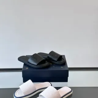 Louis Vuitton Slide मोनोग्राम एम्बॉस्ड स्ट्रैप स्लिपर्स