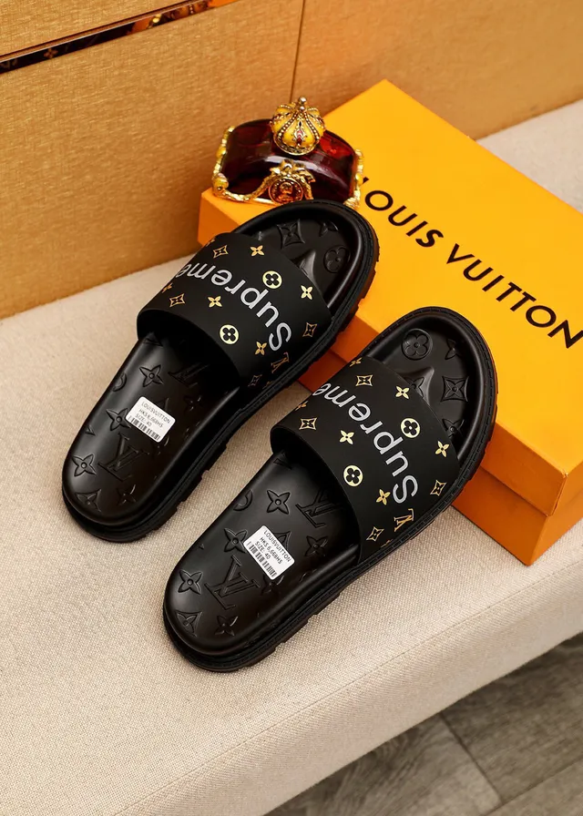 Louis Vuitton Supreme Collaboration Chaussons Noir Or Semelle Monogramme Embossée Large Bande Marquée Chaussons 2