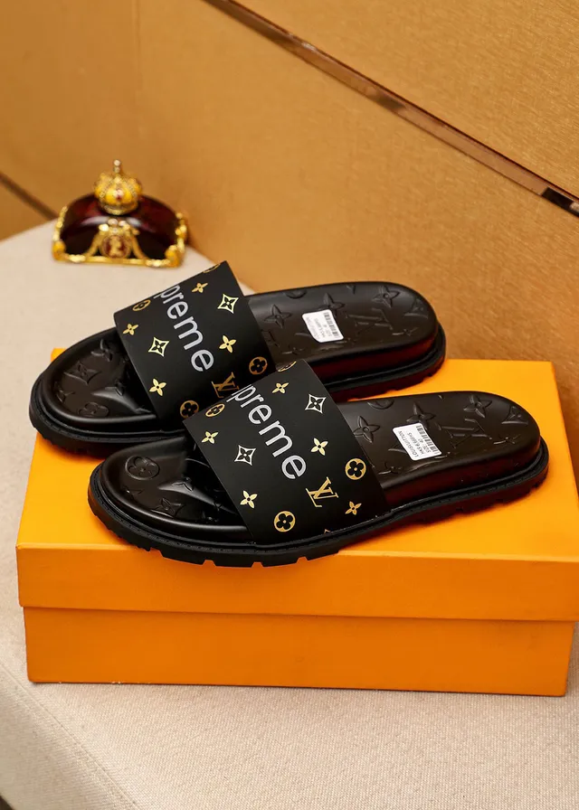 Louis Vuitton Supreme Collaboration Chaussons Noir Or Semelle Monogramme Embossée Large Bande Marquée Chaussons 3