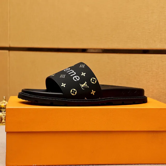 Louis Vuitton Supreme Collaboration Chaussons Noir Or Semelle Monogramme Embossée Large Bande Marquée Chaussons 5
