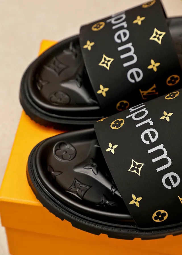 Louis Vuitton Supreme Collaboration Chaussons Noir Or Semelle Monogramme Embossée Large Bande Marquée Chaussons 6
