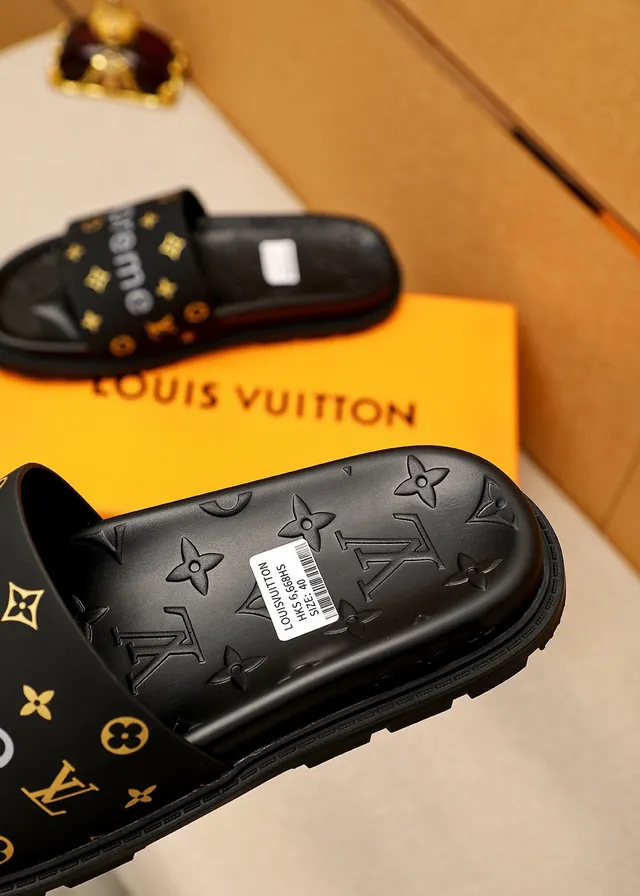 Louis Vuitton Supreme Collaboration Chaussons Noir Or Semelle Monogramme Embossée Large Bande Marquée Chaussons 7
