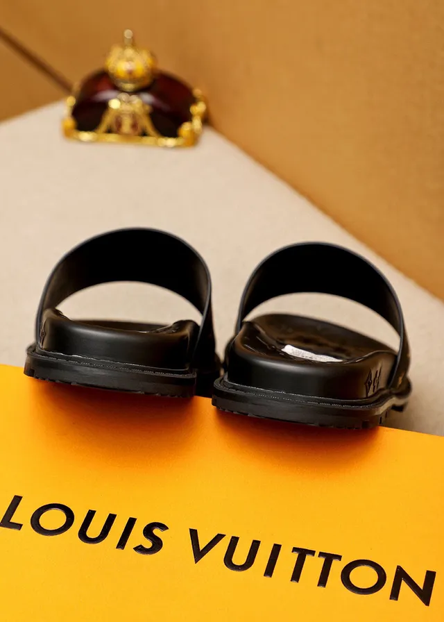Louis Vuitton Supreme Collaboration Chaussons Noir Or Semelle Monogramme Embossée Large Bande Marquée Chaussons 8