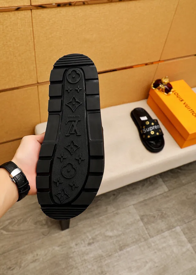 Louis Vuitton Supreme Collaboration Chaussons Noir Or Semelle Monogramme Embossée Large Bande Marquée Chaussons 9