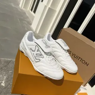 Louis Vuitton tênis brancos prateados couro superior embossado LV Monogram tênis