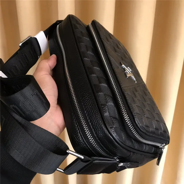 Louis Vuitton حقيبة كتف جلد منسوج أسود 5