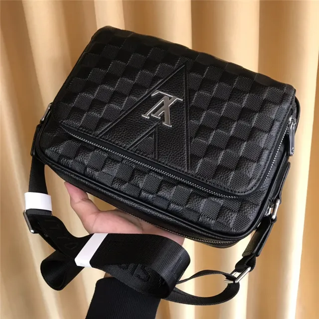 Louis Vuitton حقيبة كتف جلد منسوج أسود 6
