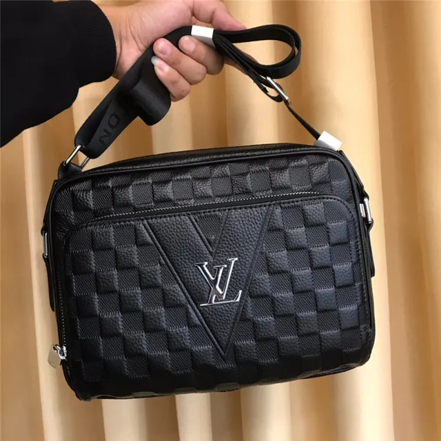 Louis Vuitton حقيبة كتف جلد منسوج أسود 7