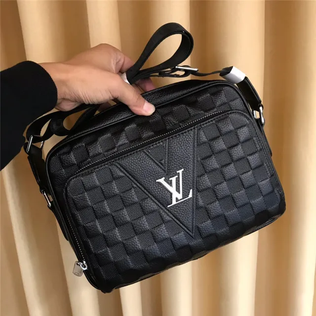Louis Vuitton حقيبة كتف جلد منسوج أسود 8