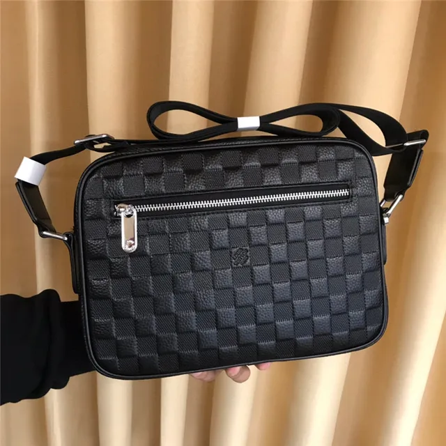 Louis Vuitton حقيبة كتف جلد منسوج أسود 9