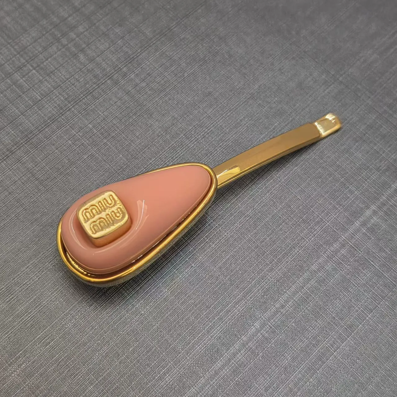 Miu Miu Broche de Ouro Rosa com Esmalte em Forma de Gota e Estrutura de Metal 2