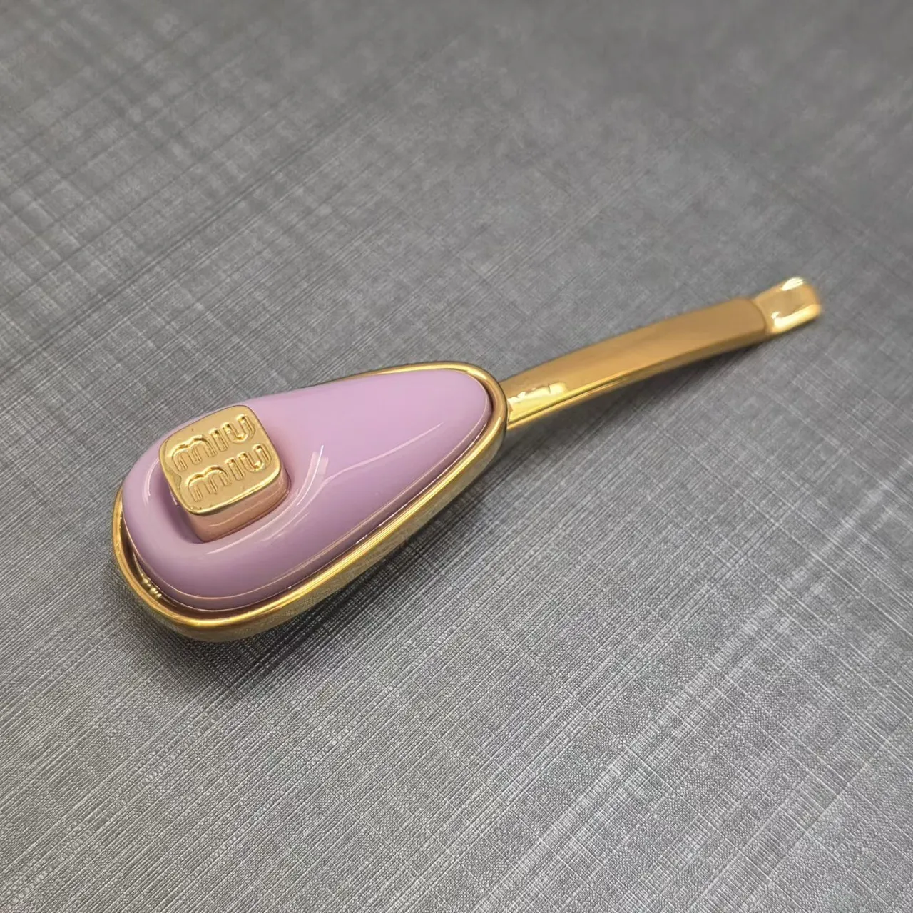 Miu Miu Broche de Ouro Rosa com Esmalte em Forma de Gota e Estrutura de Metal 3