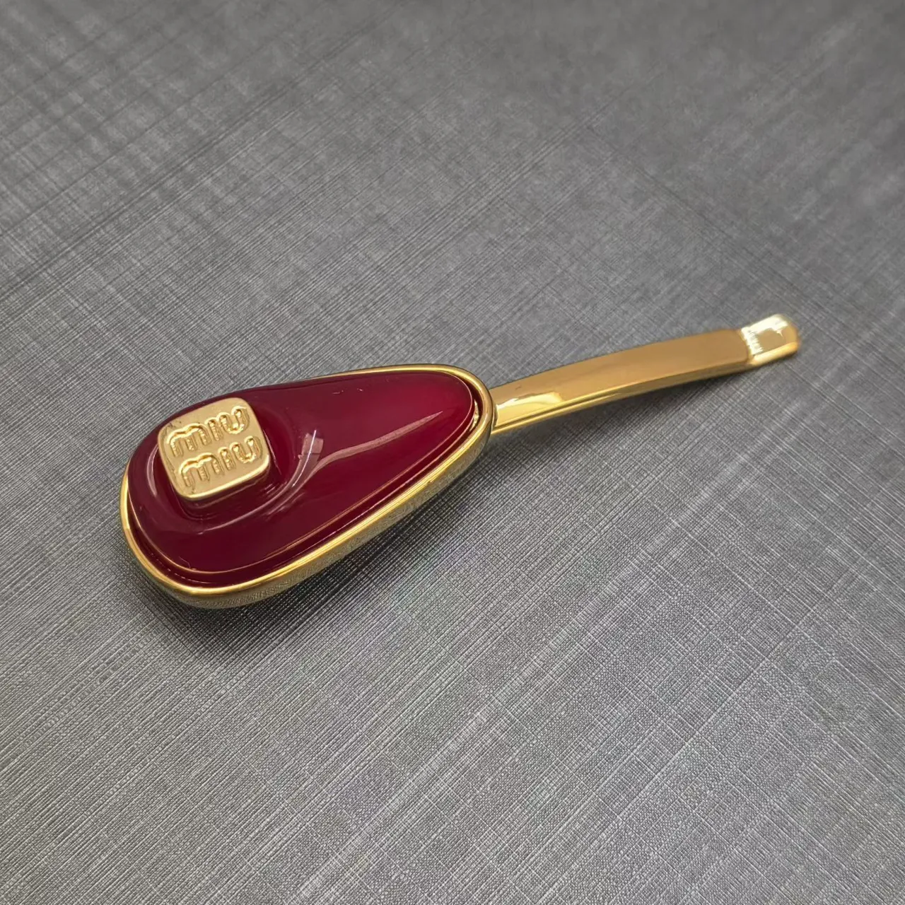 Miu Miu Broche de Ouro Rosa com Esmalte em Forma de Gota e Estrutura de Metal 4