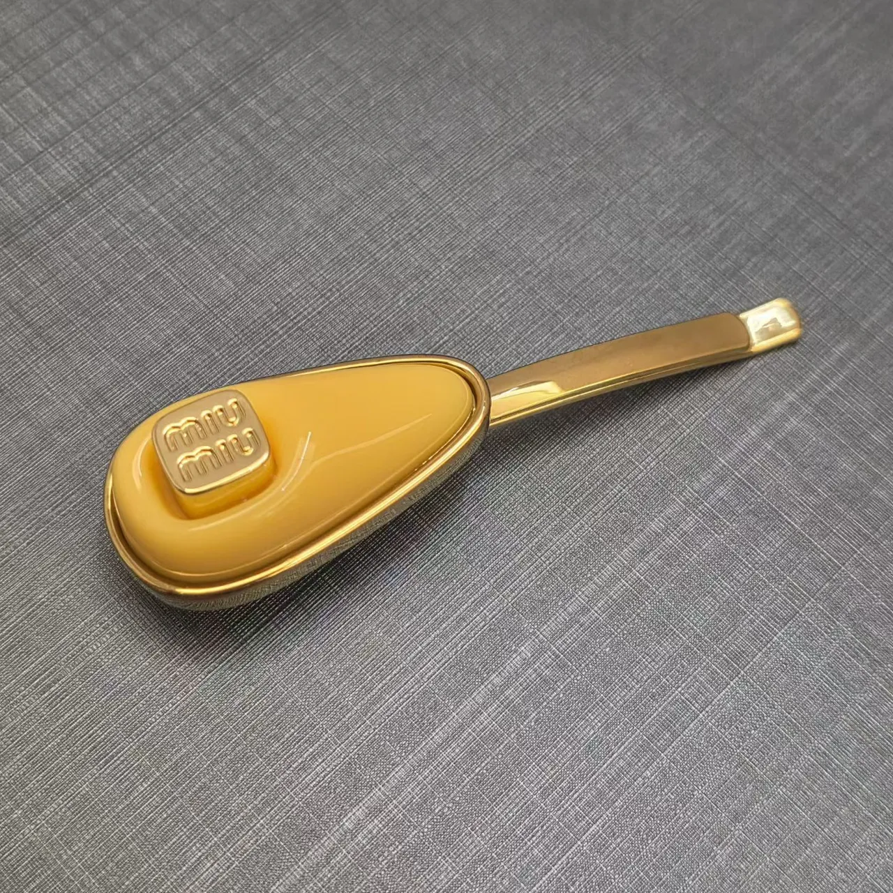 Miu Miu Broche de Ouro Rosa com Esmalte em Forma de Gota e Estrutura de Metal 5