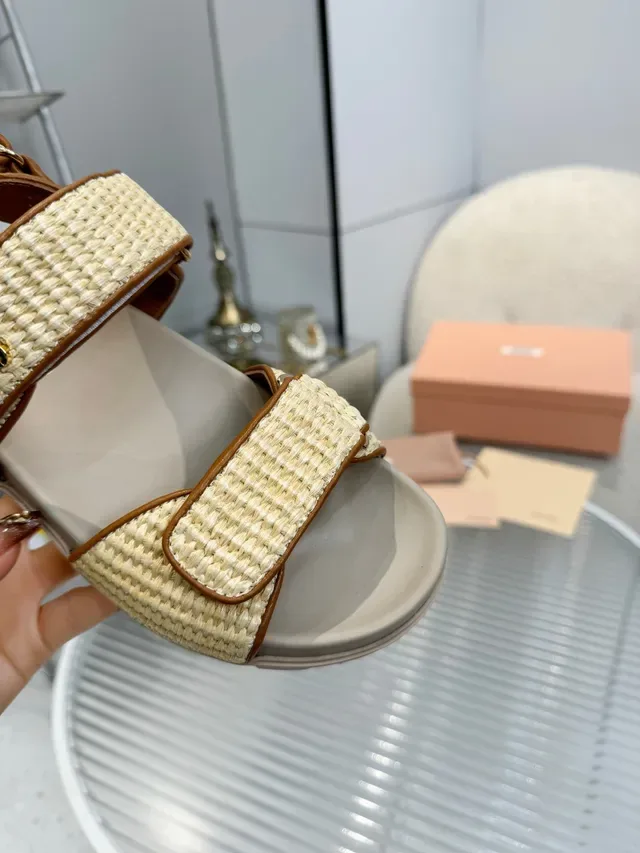 Miu Miu Wander بيج أسود حزام رافيا منسوج تصميم حزام مزدوج صندل كاجوال 3