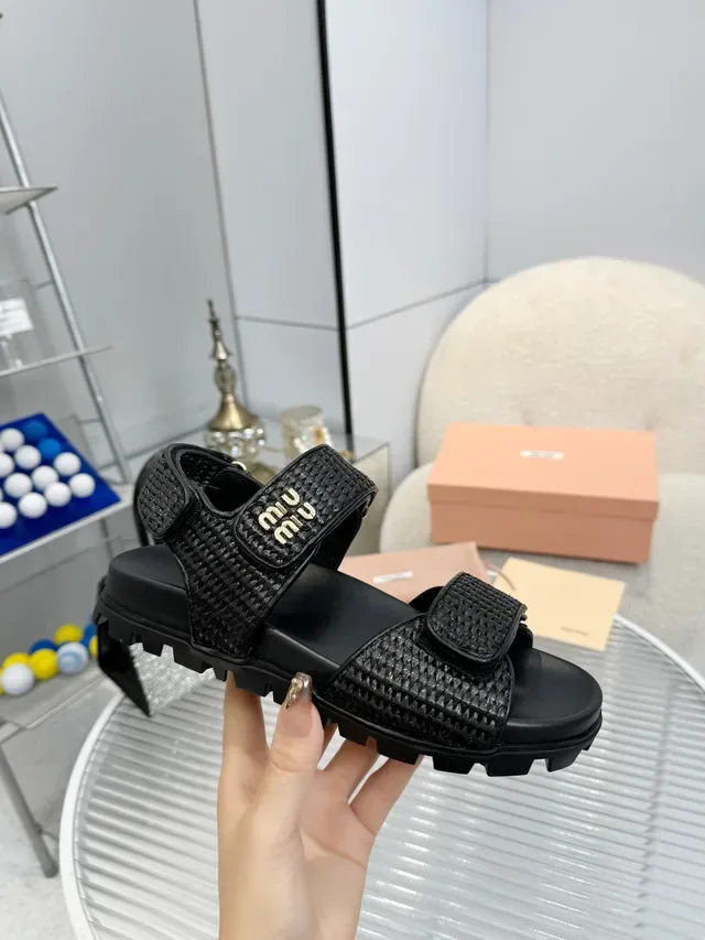 Miu Miu Wander بيج أسود حزام رافيا منسوج تصميم حزام مزدوج صندل كاجوال 9