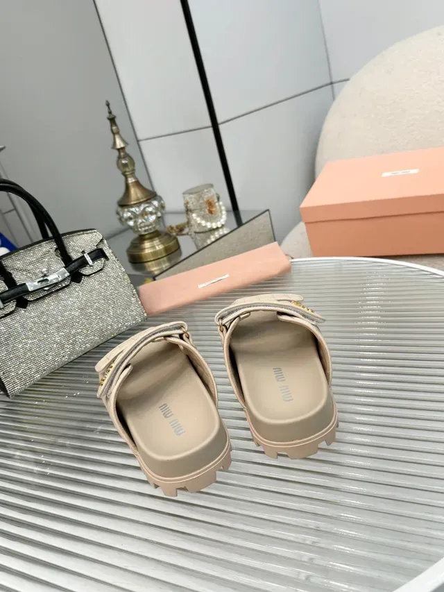 Miu Miu Wander صندل منزلق مقصوص ذات حزامين مزدوجين 10
