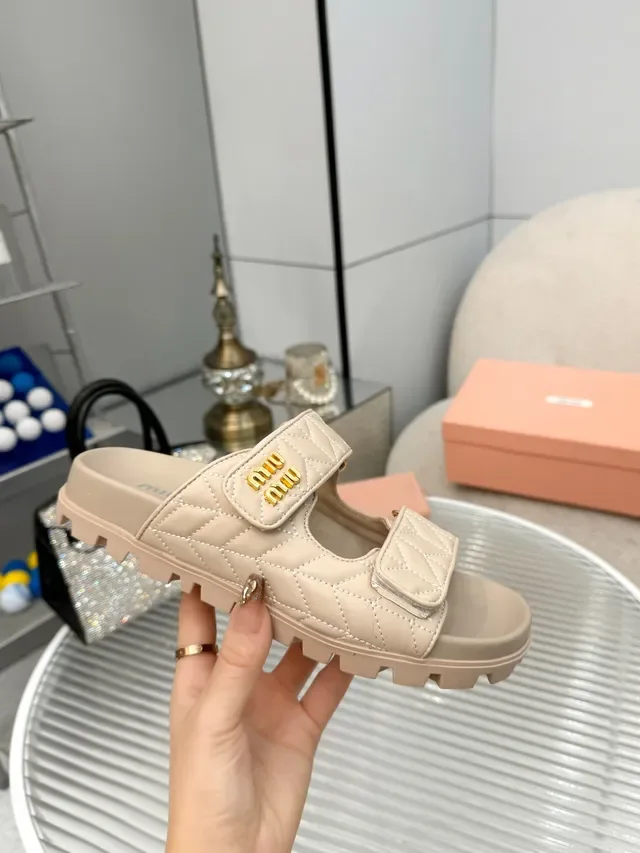 Miu Miu Wander صندل منزلق مقصوص ذات حزامين مزدوجين 12