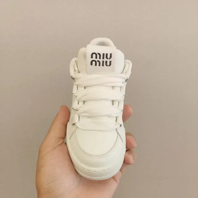 Miu Miu Chaussures Lifestyle à Semelle Plateforme Blanche avec Détails de Sangles Superposées 10