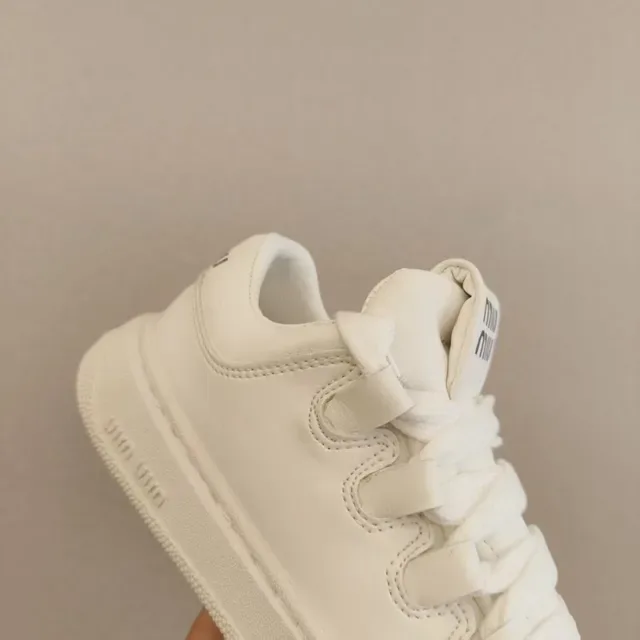 Miu Miu Chaussures Lifestyle à Semelle Plateforme Blanche avec Détails de Sangles Superposées 14