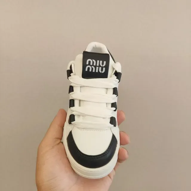 Miu Miu Chaussures Lifestyle à Semelle Plateforme Blanche avec Détails de Sangles Superposées 17