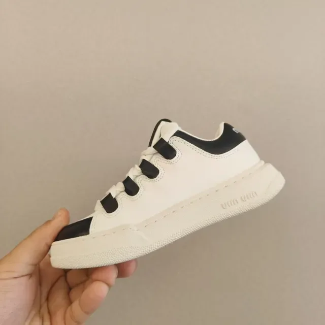 Miu Miu Chaussures Lifestyle à Semelle Plateforme Blanche avec Détails de Sangles Superposées 18