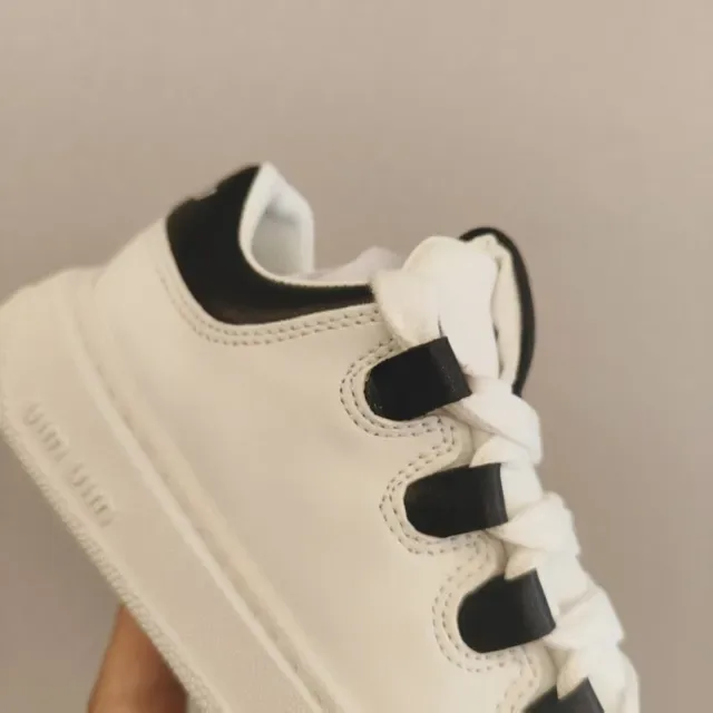 Miu Miu Chaussures Lifestyle à Semelle Plateforme Blanche avec Détails de Sangles Superposées 21