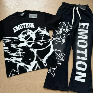 Camiseta negra con estampado gráfico emociones mixtas