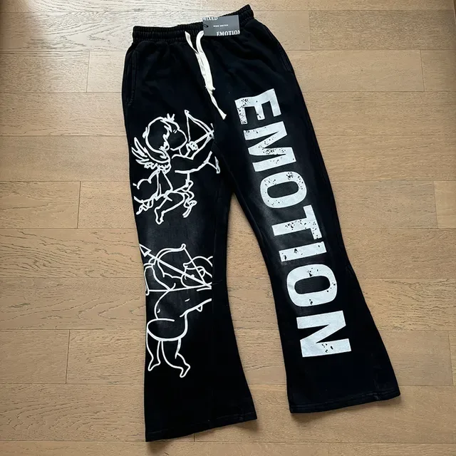 Camiseta preta com estampa gráfica emoções mistas 3