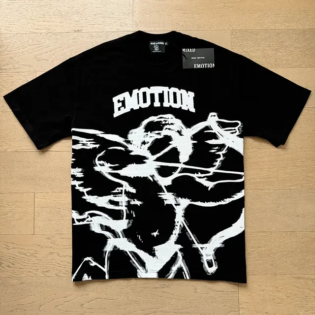 Camiseta preta com estampa gráfica emoções mistas 5