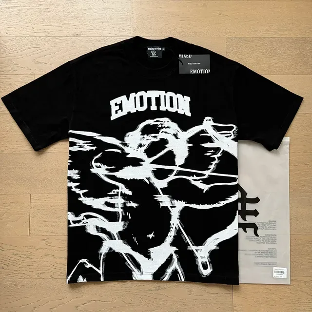 Camiseta preta com estampa gráfica emoções mistas 6
