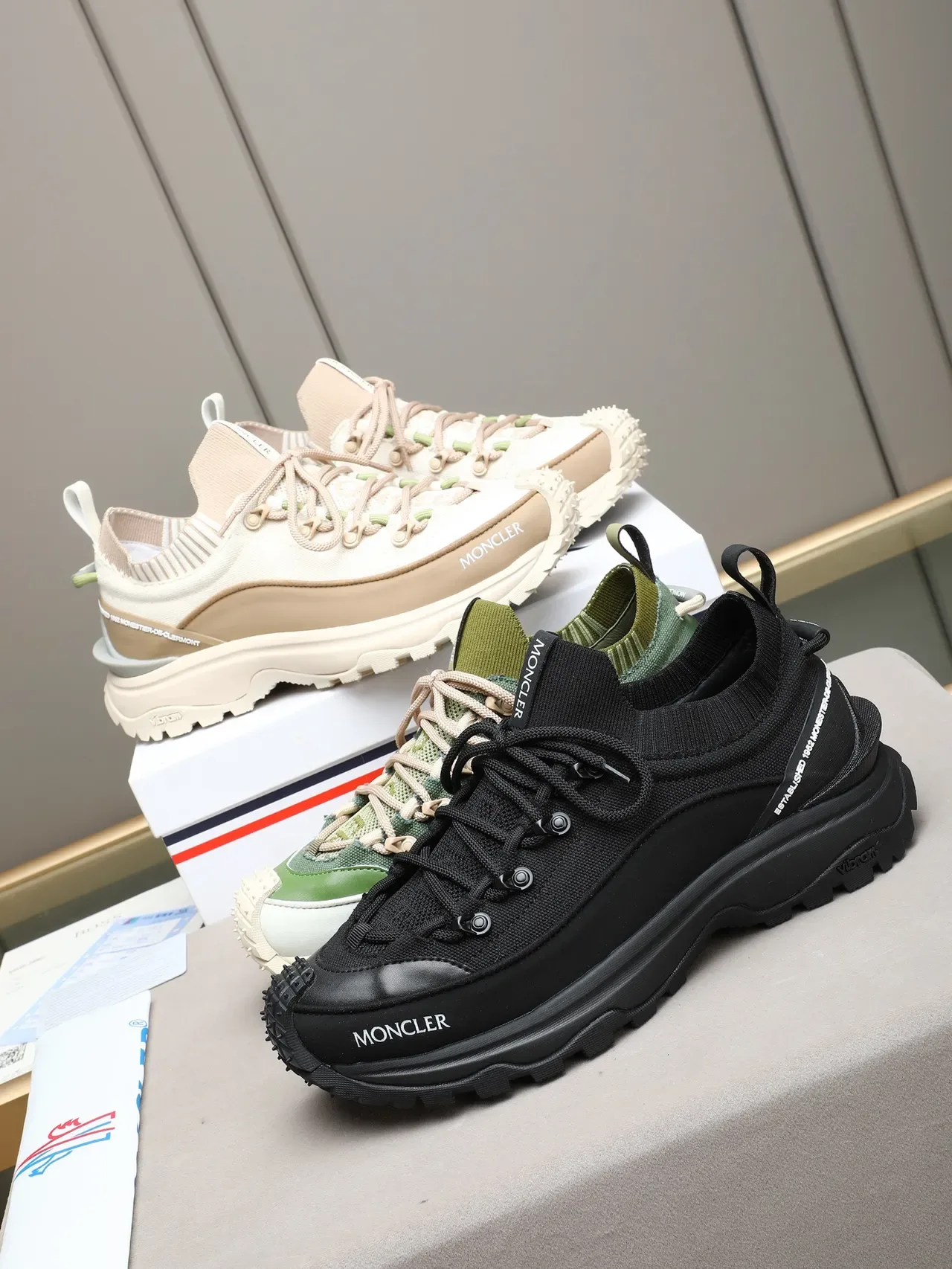 Moncler Bege Branco Malha Tipo Meia Vibram® Lugged Outsole Tênis Lifestyle 2