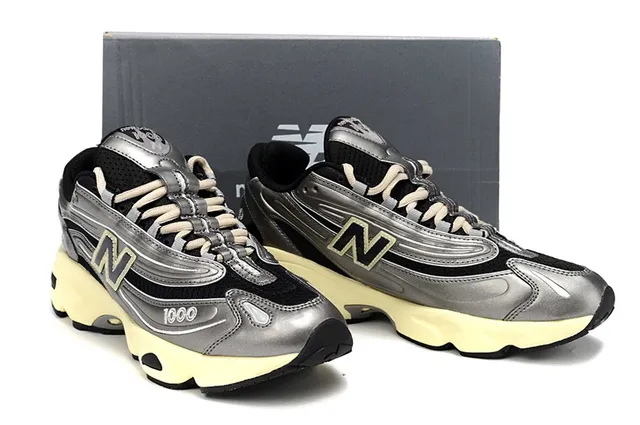 New Balance 1000 حذاء رياضي سميك فضي معدني وكريمي 5