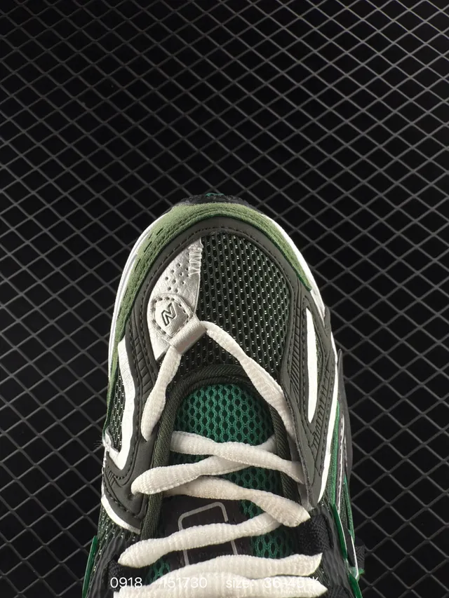New Balance 151730 Green Black Sneakers rétro runner avec upper en maille à couches et daim sneakers à semelle épaisse 3