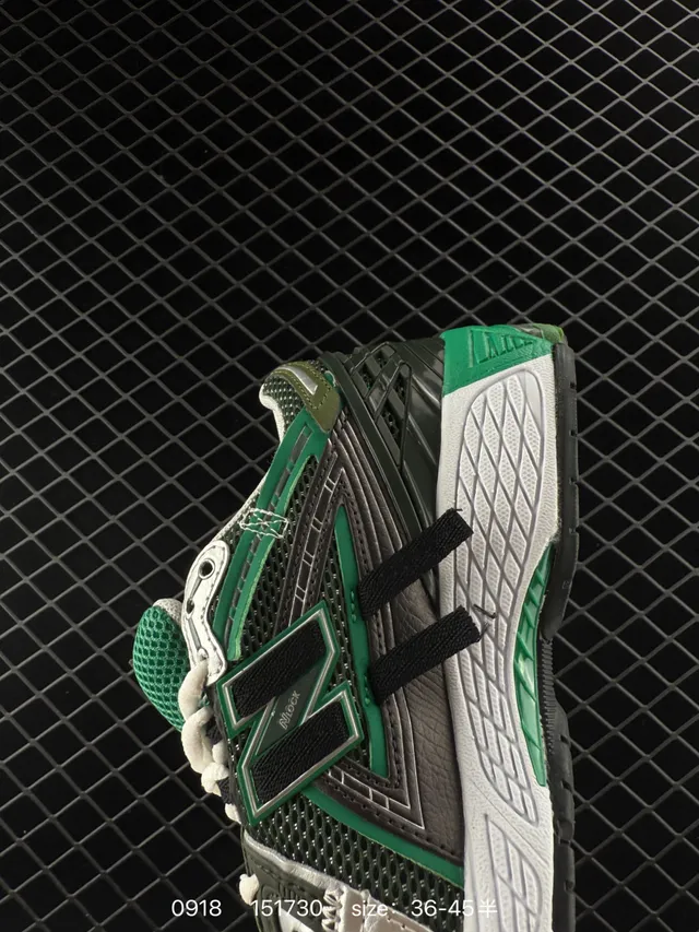 New Balance 151730 Green Black Sneakers rétro runner avec upper en maille à couches et daim sneakers à semelle épaisse 4