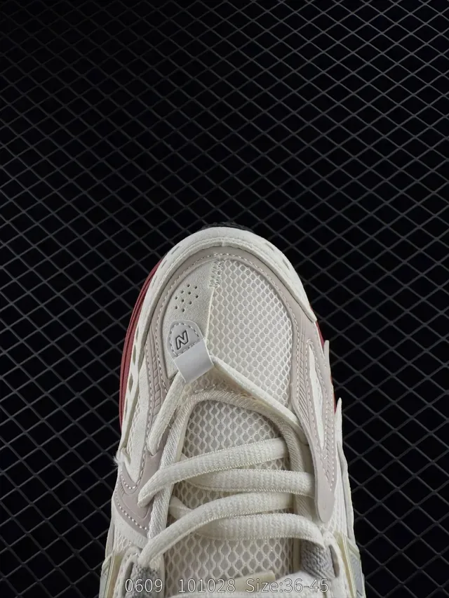 New Balance 2002R Off-White Red Green Blue zapatillas lifestyle 2
