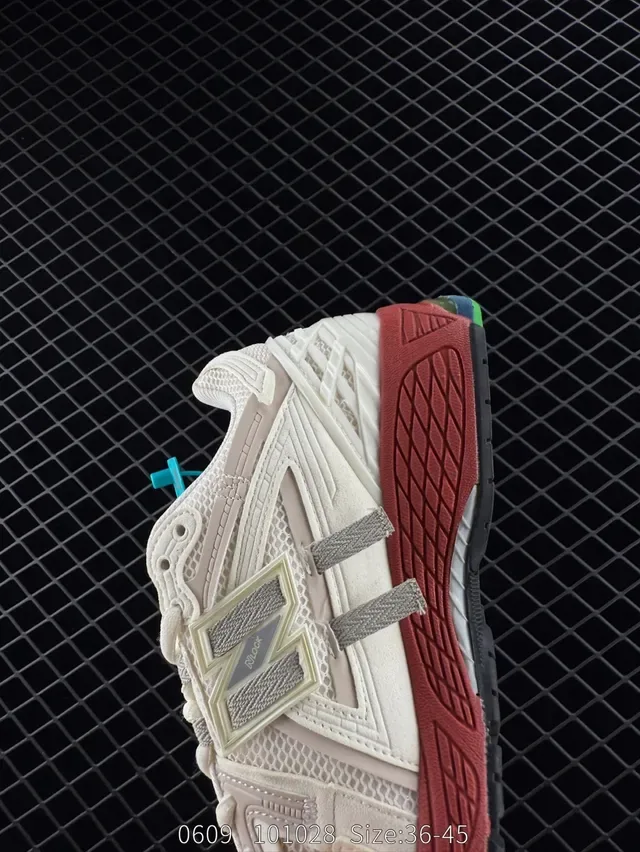 New Balance 2002R Off-White Red Green Blue zapatillas lifestyle 3