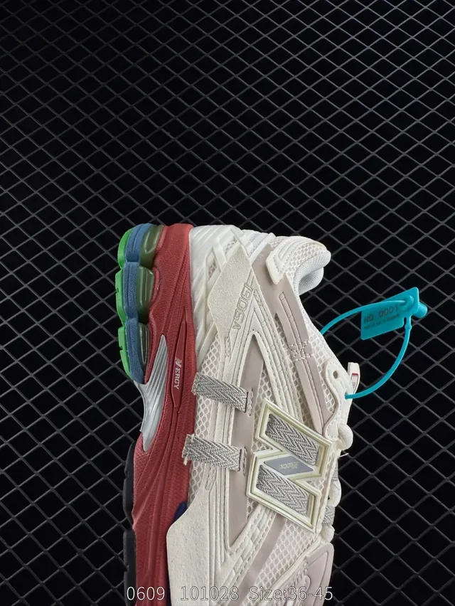 New Balance 2002R Off-White Red Green Blue zapatillas lifestyle 4