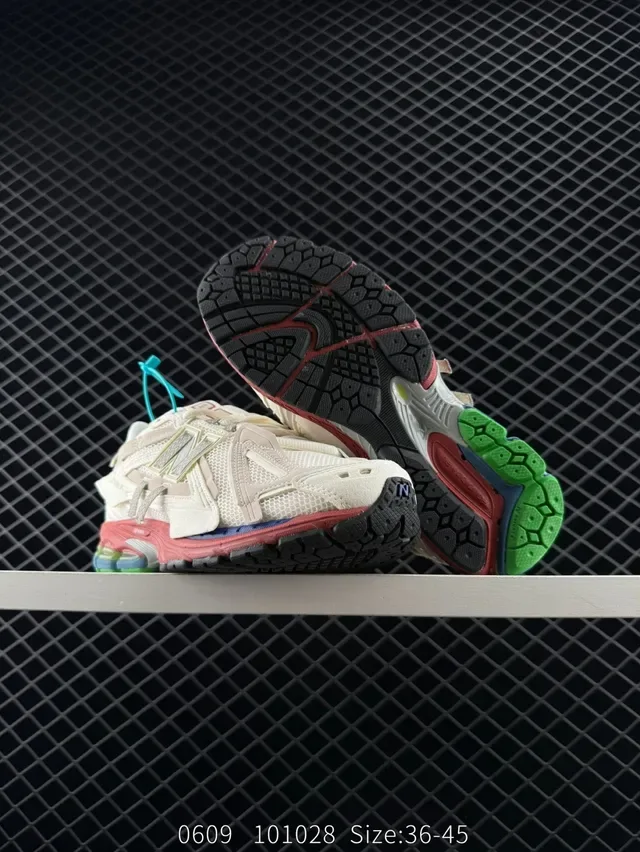 New Balance 2002R Off-White Red Green Blue zapatillas lifestyle 5