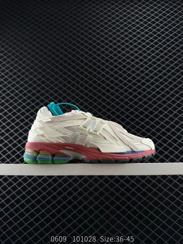 New Balance 2002R Off-White Red Green Blue zapatillas lifestyle 6
