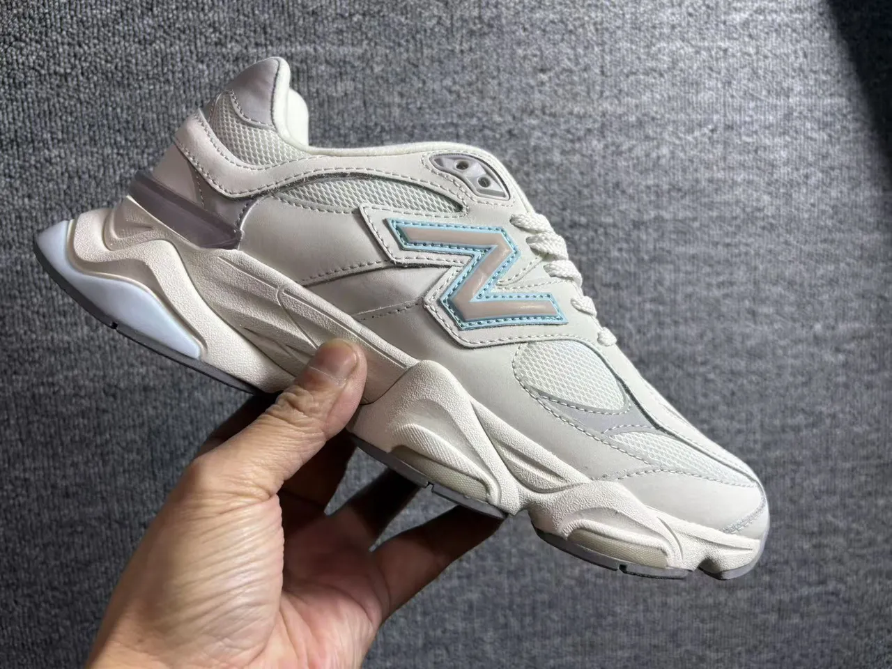 New Balance 9060 Beige et Gris Sneakers Chunky 2
