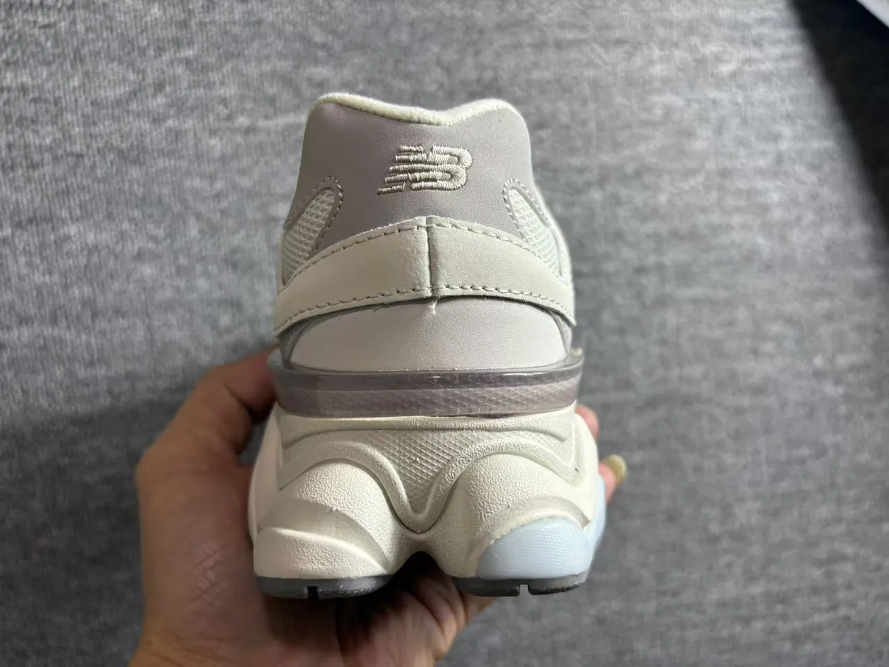 New Balance 9060 Beige et Gris Sneakers Chunky 3
