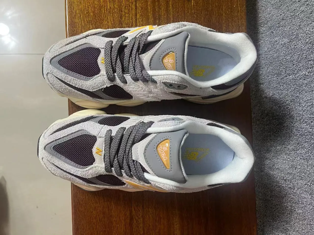 New Balance 9060 Gris Bourgogne Semelle multicouches Suède et maille Supérieur Baskets chunky 3
