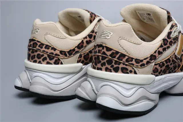 New Balance 9060 estampa de leopardo logo dourado tênis lifestyle 2